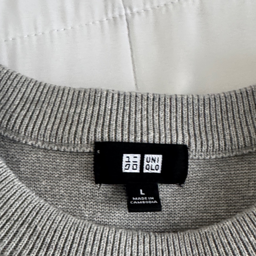 Uniqlo Women's Light Gray Crew Neck Sweater - Picture 3 of 5
